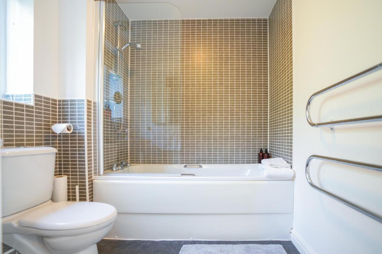 Stylish Apartment With Private Parking Cardiff Luaran gambar